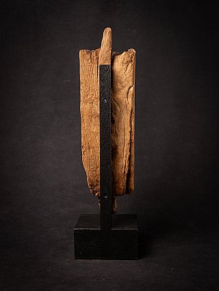 Rückseite des hölzernen Devi-Paneels mit rauer Oberfläche und Halterung