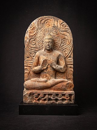 Indisch zittend Boeddhabeeld in reliëf, vooraanzicht met dharmachakra mudra en nimbus