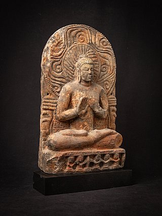 Boeddhabeeld in reliëf uit India, driekwartaanzicht met krulmotieven rond de nimbus