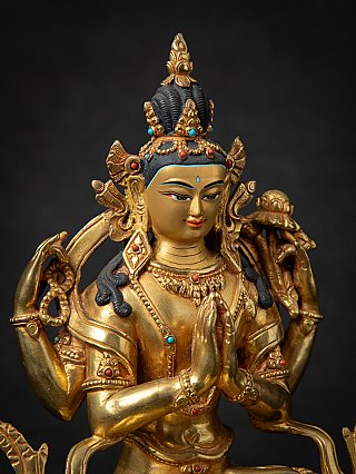 Detail des Gesichts und der Krone der bronzenen Chenrezig-Statue mit farbigen Einlagen