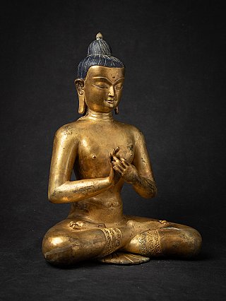 Bronzen Boeddhabeeld uit Nepal in dharmachakra mudra, driekwartaanzicht rechtsvoor