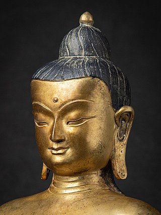 Gezichtsdetail van de Nepalese bronzen Boeddha, driekwartaanzicht
