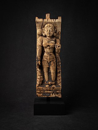 Holztafel mit stehender Göttin Devi aus Indien, Frontalansicht auf schwarzem Sockel