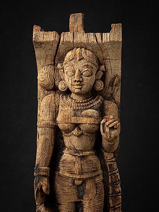 Detail von Devis Gesicht und Oberkörper aus Holz, mit sichtbaren Rissen und Maserung