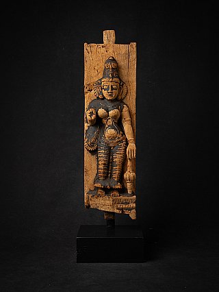 Houten paneel met Parvati uit India, staand in reliëf met zwarte restpolychromie, vooraanzicht