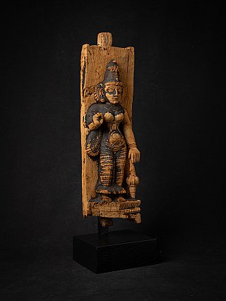 Staande Parvati op houten paneel, India, schuin vooraanzicht met sokkel en ornamenten zichtbaar