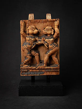 Antikes Holzrelief aus Indien mit zwei stehenden Figuren, Frontalansicht auf Sockel
