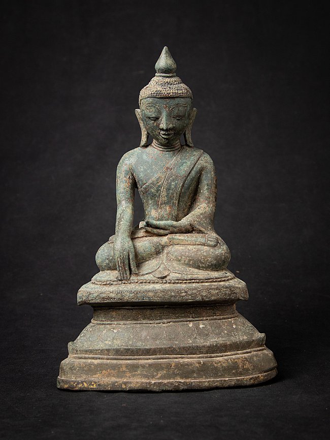 Bronzenen Ava-Buddha aus Burma, sitzend in Bhūmisparśa-Mudrā, Frontalansicht