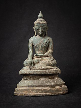Bronzenen Ava-Buddha aus Burma, sitzend in Bhūmisparśa-Mudrā, Frontalansicht