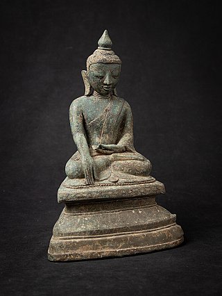 Ava-Buddha aus Bronze, sitzend in Bhūmisparśa-Mudrā, leicht von rechts fotografiert