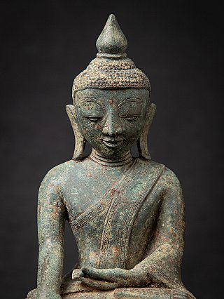 Nahaufnahme des Gesichts von vorn mit geschlossenen Augen und hoher Ushnisha