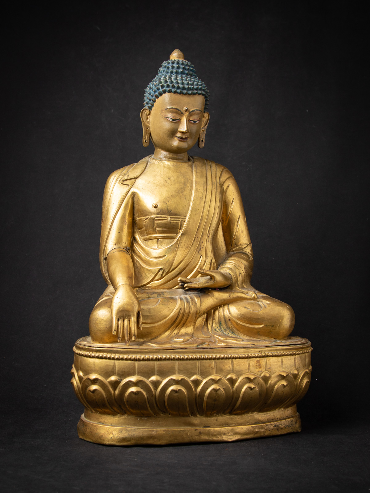 Een Gandhara stucco hoofd van Boeddha en een zeldzaam stucco hoofd van Boeddha S