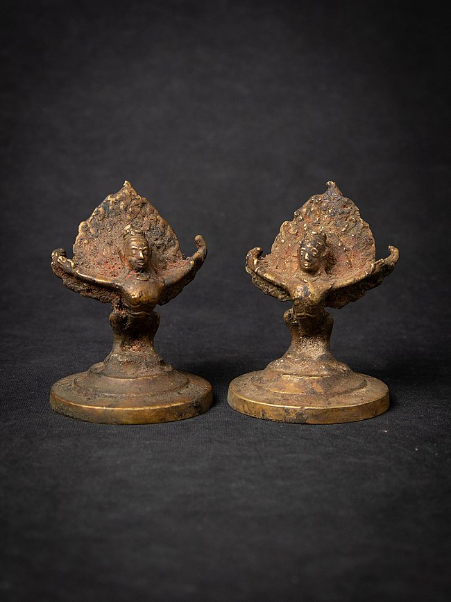 Paar nepalesische Garuda-Statuetten aus Bronze auf Rundsockeln, Frontalansicht