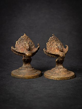 Zwei Garuda-Statuetten aus Bronze aus Nepal in Dreiviertelansicht, unterschiedlich gedreht