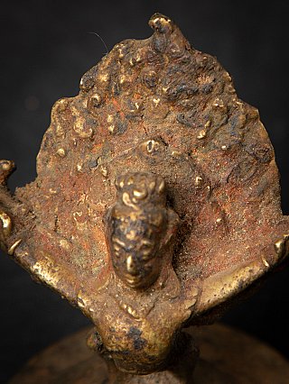 Detail von Kopf und reliefierter Flügelplatte einer Garuda-Statuette aus Bronze