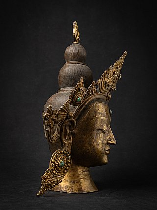 Boeddhahoofd van brons uit Nepal, rechterzijaanzicht met kroon en oorornament