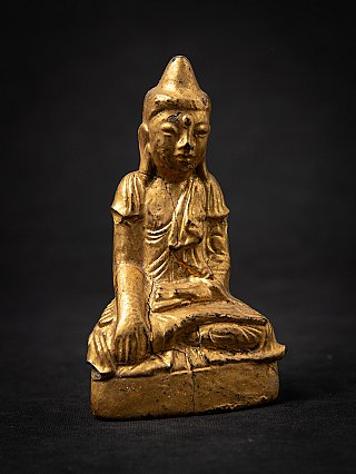 Antiek houten Boeddhabeeld uit Myanmar in bhumisparsha mudra, driekwartaanzicht rechts