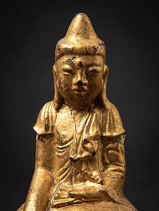 Gezichtsdetail van de Shan Boeddha (hout, Myanmar) met ushnisha en zichtbare barst in het oppervlak
