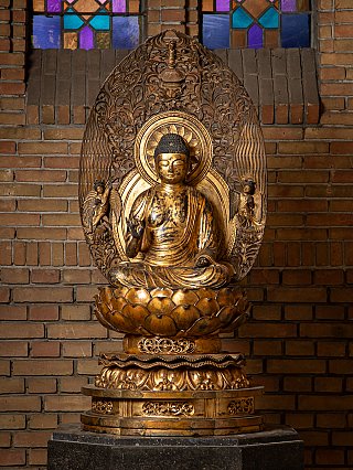 Japans houten Amida Boeddhabeeld, verguld, zittend op lotus met aureool, vooraanzicht
