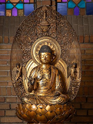 Amida Boeddha met vitarka mudra, close-up van front met opengewerkt rugscherm