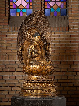 Japans houten Amida Boeddhabeeld, driekwartaanzicht met vitarka mudra en aureool