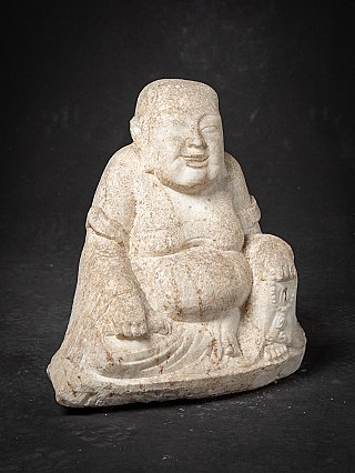 Happy Buddha in marmer uit Myanmar, driekwartaanzicht rechts