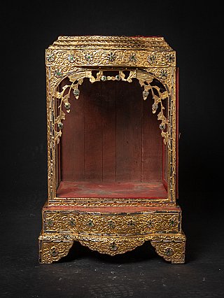 Antieke houten Birmese Boeddha-tempel, vooraanzicht met open nis en verguld houtsnijwerk