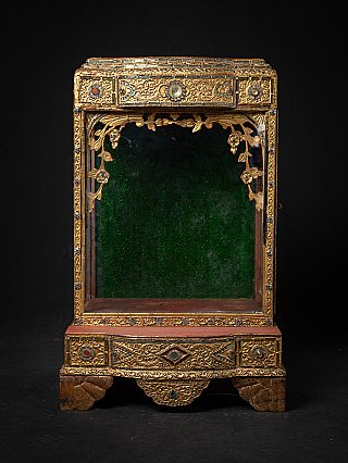 Antieke houten tempelschrijn uit Burma (Myanmar) met verguld frame en glazen vitrine, vooraanzicht