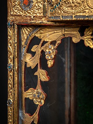 Detail van de binnenboog met verguld bladmotief, rode belijning en ingelegde steentjes