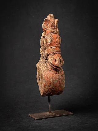 Antiek houten tempelfragment van een Paardenhoofd