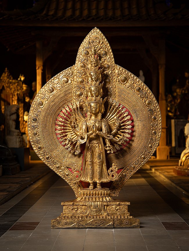 Große bronzene Avalokiteshvara-Statue aus China, stehend mit vielen Armen und großem Halo, Frontalansicht