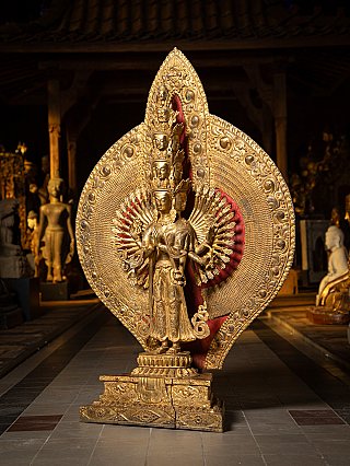Avalokiteshvara-Bronzestatue aus China mit großer Rückplatte, Dreiviertelansicht von vorn