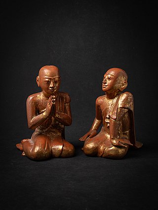 Paar houten Birmese monnikbeelden, zittend; links namaskara mudra, rechts driekwartaanzicht
