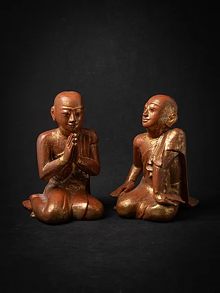 Paar houten Birmese monnikbeelden, zittend; links namaskara mudra, rechts driekwartaanzicht
