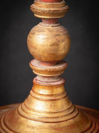 Close-up of the spherical finial section with gilded bands on the vessel lid