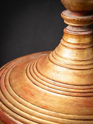 Detail view of concentric turned rings on the gilded wooden lid