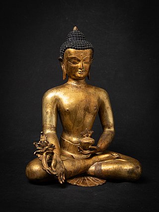 Nepalesische Medizinbuddha-Bronzestatue frontal, Patina und Schale sichtbar