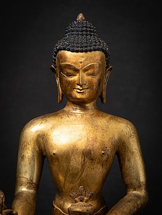 Büstendetail der nepalesischen Medizinbuddha-Bronze, Gesicht und Brustpartie