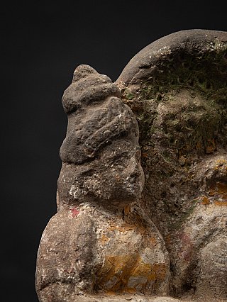 Detail van het hoofd van Parvaty met opgestoken haar en ruwe oppervlaktestructuur