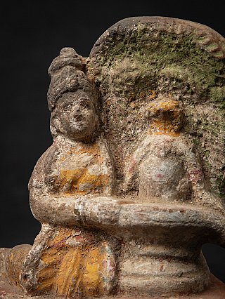 Close-up van Parvaty met tweede figuur en verweerde polychromie op de achterplaat