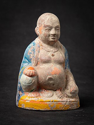 Zittend Lachende Boeddha-beeld uit India, schuin vooraanzicht met kettingdetail op de borst