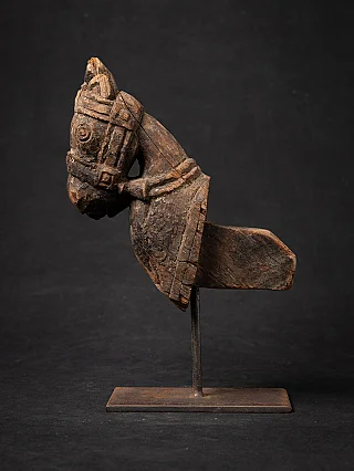 Antikes hölzernes Tempelfragment eines Pferdekopfes