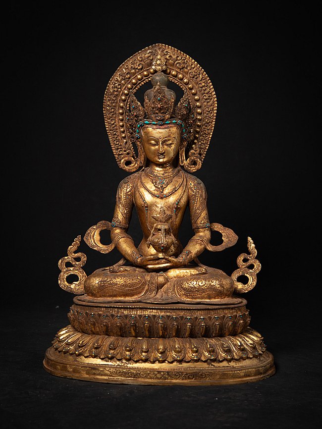 Nepalesische Amitabha-Buddha-Statue aus Bronze, frontale Gesamtansicht auf Lotussockel mit Aureole