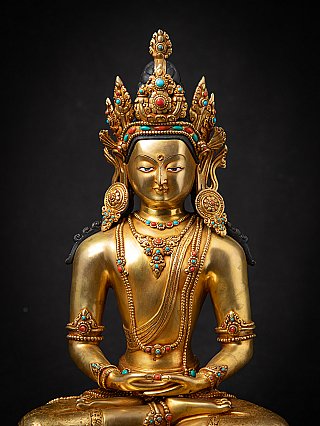 Detail van het gezicht en de kroon van het Nepalees bronzen Boeddhabeeld, frontaal