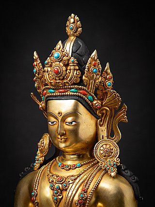 Detail van het hoofd en de kroon van het Boeddhabeeld, zijwaarts met zicht op oorhanger