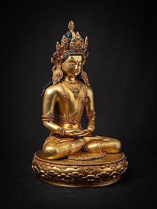 Zittend bronzen Boeddhabeeld uit Nepal met kroon, driekwartaanzicht en zicht op lotusvoet