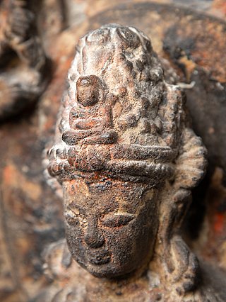 Antikes indisches Steinschnitzrelief von Avalokiteshvara (Padmapani)
