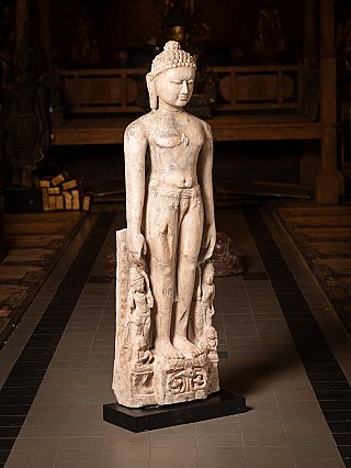 Staande marmeren Jain Tīrthaṅkara, driekwartaanzicht rechts met zicht op sokkel