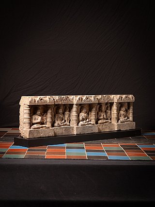 Sandsteinplatte aus dem 14. Jahrhundert mit fünf Buddhafiguren