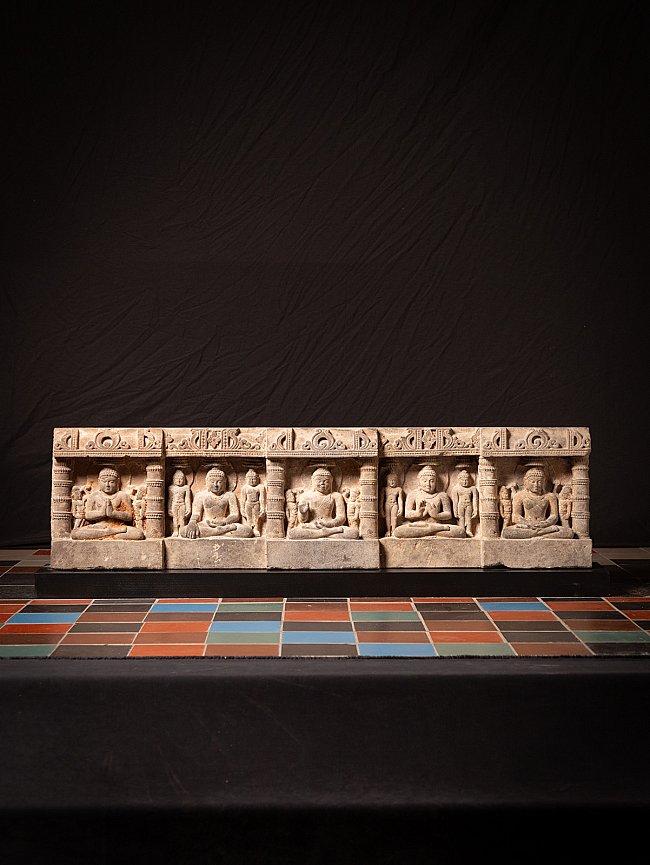 Sandsteinplatte aus dem 14. Jahrhundert mit fünf Buddhafiguren